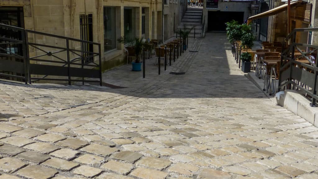 Aménagement urbain avec la pose de pierres naturelles à Blois